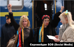 Французские активистки Femen Сара и Маргарита в Киеве на следующий день после нападения на них в Крыму, 7 марта 2014 года
