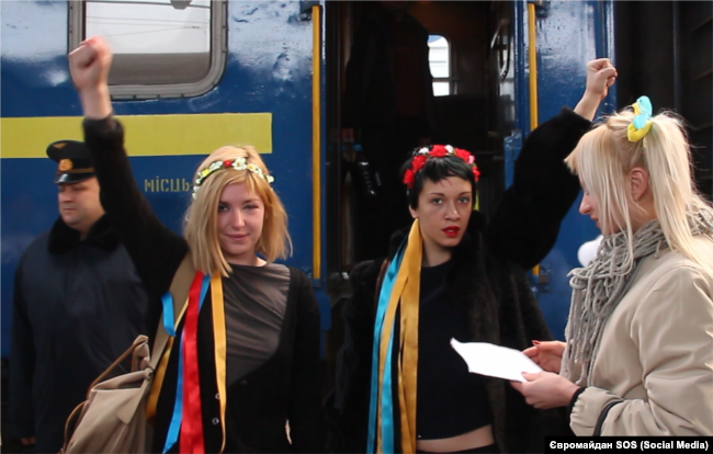 Французькі активістки Femen Сара та Маргарита у Києві наступного дня після нападу на них у Криму, 7 березня 2014 року
