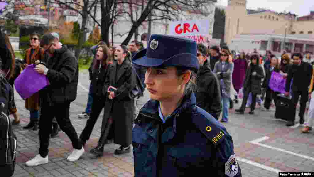 Një pjesëtare e policisë së Kosovës duke&nbsp; u kujdesur për rendin gjatë kohës sa mbahej protesta.