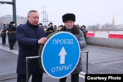 Guvernatorul Sankt Petersburg Alexandr Beglov (stânga) și magnatul Igor Bukato inaugurează traficul pe un pod renovat.