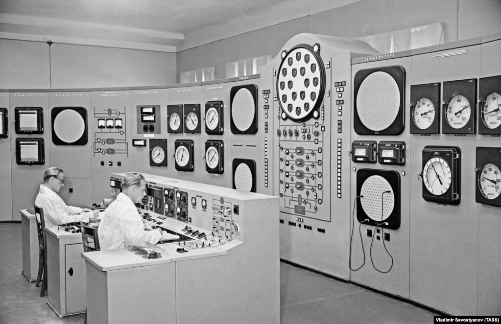Paneli i kontrollit të termocentralit bërthamor të Obninskut i fotografuar më 1955. Objekti i Obninskut përdori nxehtësinë nga ndarja bërthamore e uraniumit të pasuruar për të zier ujin në avull, i cili nga ana e tij rrotulloi një turbinë që prodhonte energji elektrike. Fuqia e reaktorit bërthamor duhej të kufizohej në prodhimin që mund të përballonte një turbinë ekzistuese.
