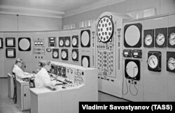 Kontrolna tabla nuklearne elektrane Obninsk snimljena 1955. godine.