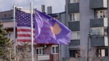 Flamuri i SHBA-së dhe ai i Kosovës.