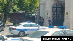 Policija ispred ambasade Izraela u Beogradu nakon napada na policajca, 29. jun 2024.