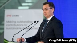 Papp László polgármester beszédet mond a kínai Eve Energy beruházásáról tartott sajtótájékoztatón Debrecenben 2023. május 9-én. A világ kilencedik legnagyobb elektromos akkumulátorgyártója mintegy 400 milliárd forintos beruházással Debrecenben építi fel első európai üzemét