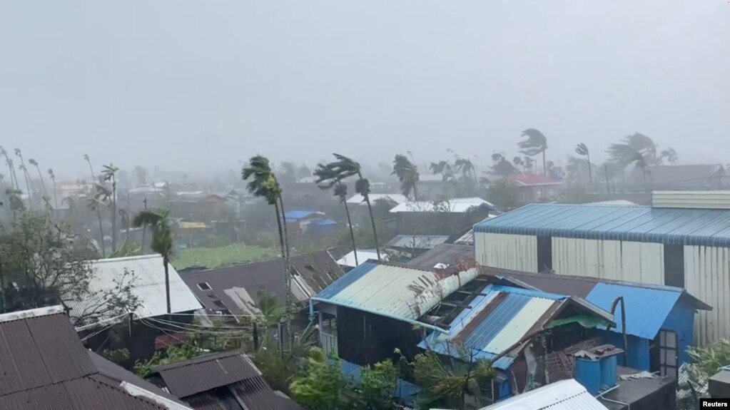 Erëra të forta dhe reshje të dendura shiu shihen, ndërsa cikloni Mocha afrohet, në Sitve, Rakhine, Myanmar, 14 maj 2023 në këtë pamje të marrë nga një video.