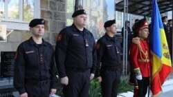 Cei trei carabinieri (în stânga) care vor participa la operațiunea internațională de menținere a păcii din Kosovo, în timpul ceremoniei oficiale de detașare.