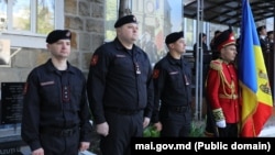 Cei trei carabinieri (în stânga) care vor participa la operațiunea internațională de menținere a păcii din Kosovo, în timpul ceremoniei oficiale de detașare.