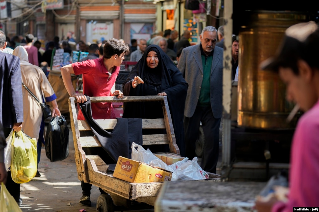 Qytetarët në Bagdad të Irakut në një treg duke blerë gjësende në prag të nisjes së Ramazanit. 7 mars 2024.&nbsp;
