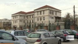 Искршени прозорци, два тоалети на кат - Како е да се живее во медицинскиот ученички дом во Скопје?