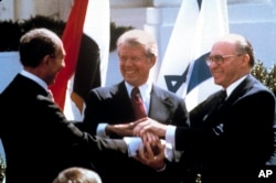 Egipatski predsjednik Anvar Sadat (lijevo), američki predsjednik Jimmy Carter (u sredini) i izraelski premijer Menahem Begin u Bijeloj kući na završnom potpisivanju mirovnog sporazuma, 26. mart 1979.