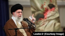 خامنه‌ای روز سه‌شنبه در کنار تابلویی از ریحانه سلطانی‌نژاد، کودک ۱۸ ماهه‌ای، سخنرانی کرد که اعلام شده همراه با مادر و شش عضو دیگر خانواده‌ در انفجارهای کرمان جان سپردند