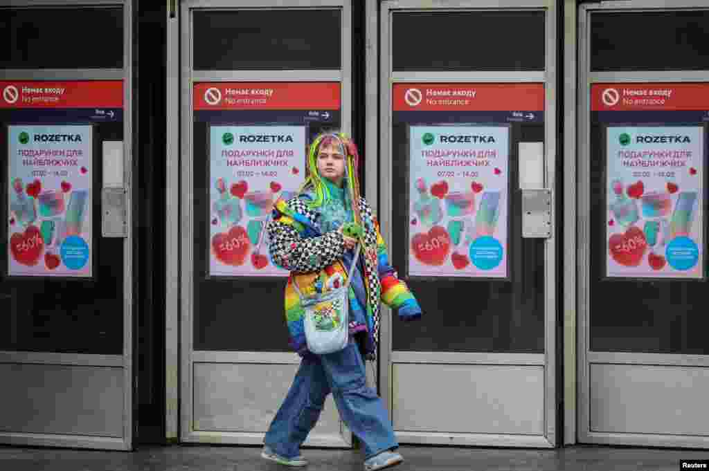 Žena izlazi iz stanice metroa ukrašene reklamnim posterima za Dan zaljubljenih, usred ruskog napada na Ukrajinu, u centru Kijeva, Ukrajina, 14. februara 2024.&nbsp;