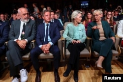 Premijer Albanije Edi Rama, premijer Slovenije Robert Golob, predsjednica Evropske komisije Ursula von der Leyen i slovenačka predsjednica Nataša Pirc Musar sjede na dan otvaranja Bledskog strateškog foruma za 2024. godinu, u Sloveniji, 2. septembra 2024.