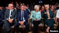 Premijer Albanije Edi Rama, premijer Slovenije Robert Golob, predsjednica Evropske komisije Ursula von der Leyen i slovenačka predsjednica Nataša Pirc Musar sjede na dan otvaranja Bledskog strateškog foruma za 2024. godinu, u Sloveniji, 2. septembra 2024.