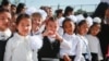 Дети на школьной линейке в Бишкеке 1 сентября 2023 года