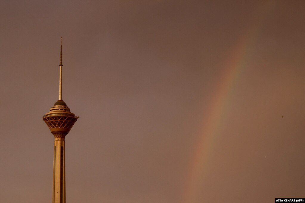 Një ylber shihet pas Kullës Milad pas një stuhie shiu me erë në Teheran.