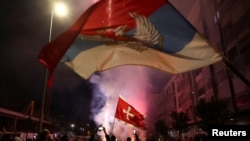 Mbështetësit e Millatoviqit festojnë fitoren në Podgoricë më 2 prill 2023.