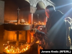 Građani na protestu u Beogradu pale sveće u čast Olivera Ivanovića, na šestu godišnjicu njegovog ubistva, 16. januar 2024.