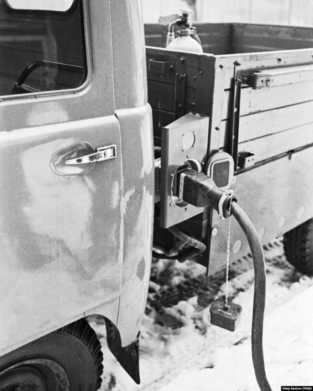 Një prototip i një automjeti elektrik sovjetik duke u mbushur me energji elektrike në Moskë në shkurt të vitit 1974.