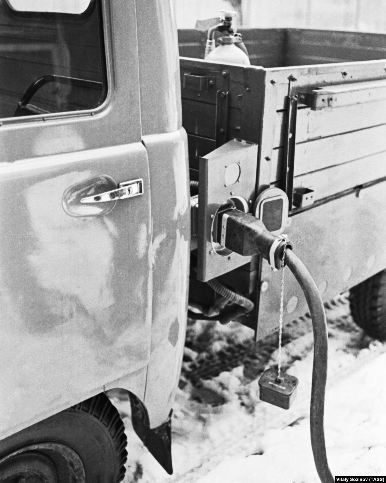Një prototip i një automjeti elektrik sovjetik duke u mbushur me energji elektrike në Moskë në shkurt të vitit 1974.