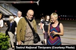 John Malkovich, întâmpinat de Ada Lupu, a sosit în Timișoara în 19 iulie 2023 pentru a susține trei spectacole cu Comedia Infernală la Teatrul Național. Cu casa închisă.