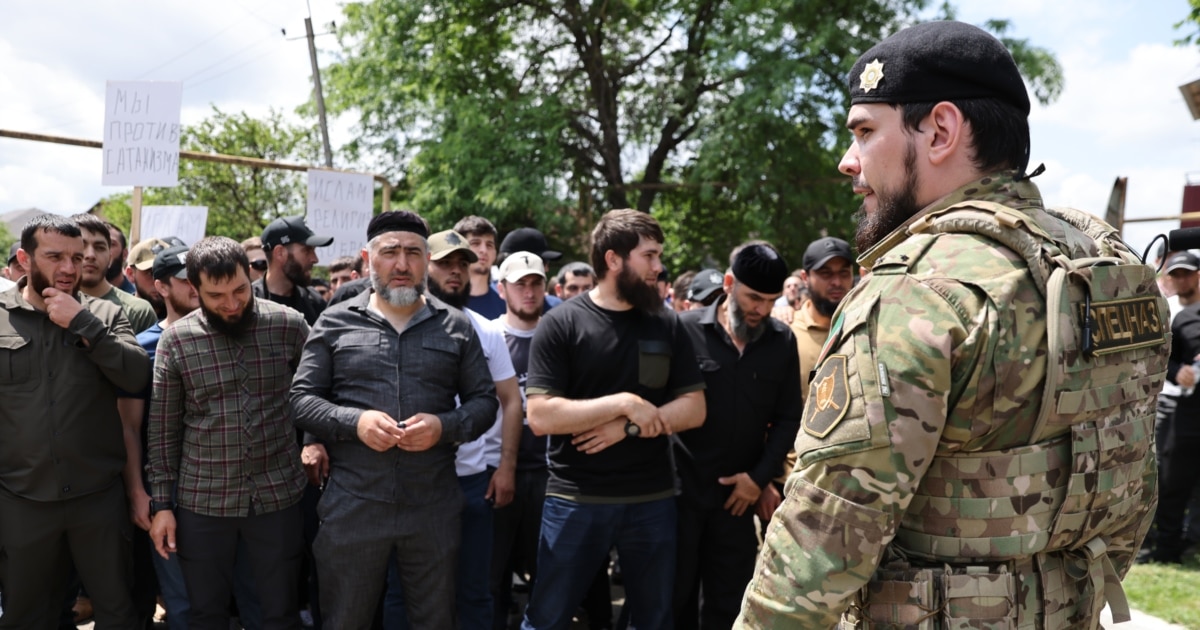 ჩეჩნეთში მოედანზე საჩვენებლად გამოიტანეს იმ მოზარდის ცხედარი, რომელსაც ხელისუფლება პოლიციელებზე თავდასხმაში ადანაშაულებს