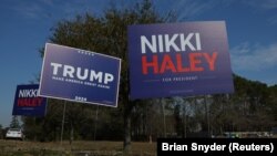 Bilbordi s imenima kandidata za republikansku predsedničku nominaciju pored puta u Južnoj Karolini, 22. ferbaur 2024.