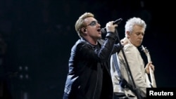 U2-ის მუსიკოსები, ბონო და ედამ კლეიტონი პარიზში გამოსვლისას 6 დეკემბერი, 2015 წელი 