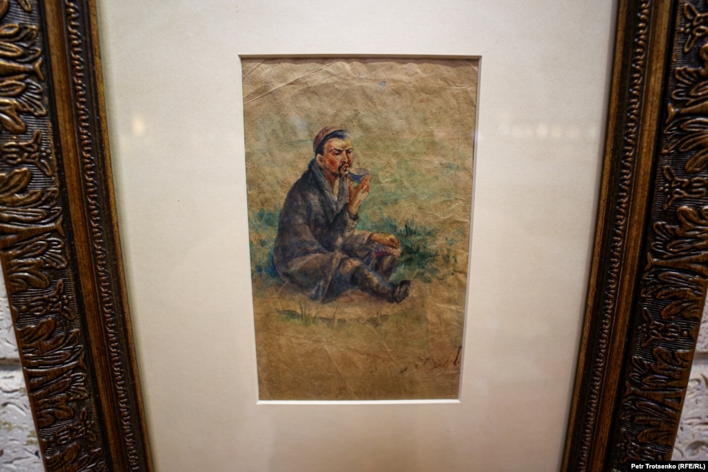 Portreti i një njeriu nga Nikolai Khludov, një artist që jetoi dhe punoi në Almaty në fund të shekullit XIX dhe në fillim të shekullit XX. Shumë prej pikturave të tij ua kushtoi jetës stepë të kazakëve. Ekspozita prezantoi gjithashtu vepra të rikuperuara nga artistë kazakë si Aisha Galimbaeva, Zhanatay Shardenov dhe Salikhiddin Aitbaev. &nbsp; 