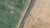 Сателитски снимки на „Максар Технолоџи“ покажуваат изградба на ѕид во близина на Рафа, Египет, 15 февруари 2024 година.