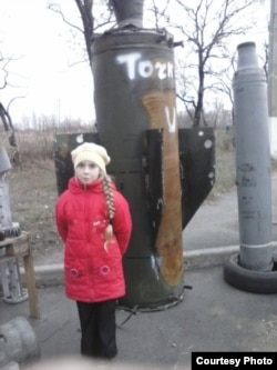 10-річна Тія у так званому «музеї під відкритим небом», який організувало підконтрольне Росії угруповання «ДНР» у 2014-15 років на блокпосту поблизу Донецька