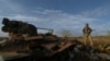 Украинский военный осматривает уничтоженный российский БТР-82А, Запорожская область, 4 ноября 2023 года