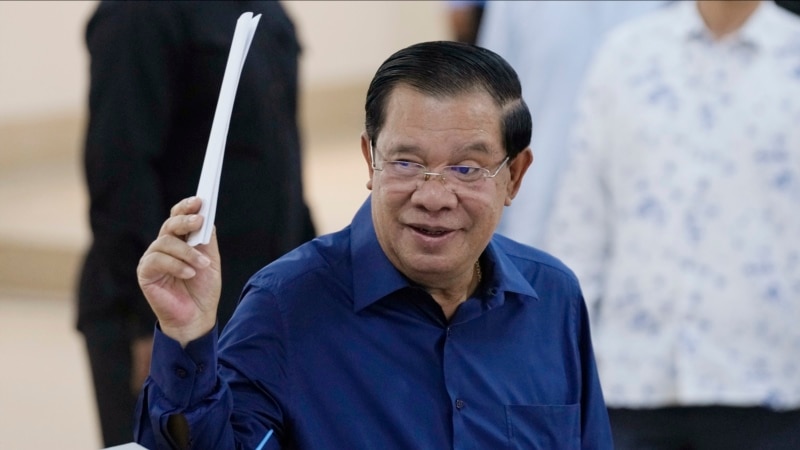Lideri i Kamboxhias jep dorëheqje pas katër dekadave, ia kalon postin djalit të tij