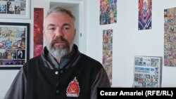 Alexandru Ciubotariu (44 de ani) desenează din liceu. L-a atras în proiect faptul că putea prezenta și perspective personale din perioada comunistă. În 1989 avea 10 ani.