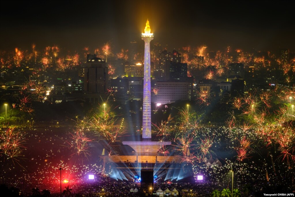Fishekzjarrë mbulojnë qiellin e Xhakartës në Indonezi më 1 janar 2024.&nbsp;