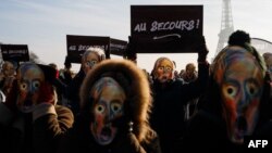 Протест срещу правителствения законопроект за легализиране на асистираното самоубийство, Париж, 2 декември 2023 г. Демонстрантите носят маски, изобразяващи картината на Едвард Мунк „Викът“ и държат плакати с надписи „Помощ!“