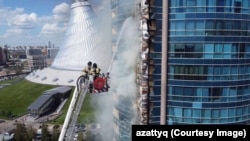 Пожарные тушат огонь в высотке в Астане. 22 июня 2024 года