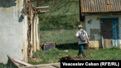 O recenzoare, căutând locuitori prin casele abandonate ale unui sat din raionul Căușeni, în timpul recensământului din 2024. Depopularea satelor și împuținarea locuitorilor a accentuat nevoia unei reforme administrativ-teritorială 