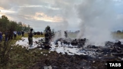 Тушение пожара на месте крушения частного самолета Евгения Пригожина