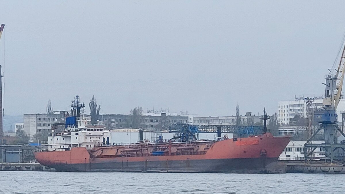 В порту Керчи сразу два судна скрывают названия на борту (фото)