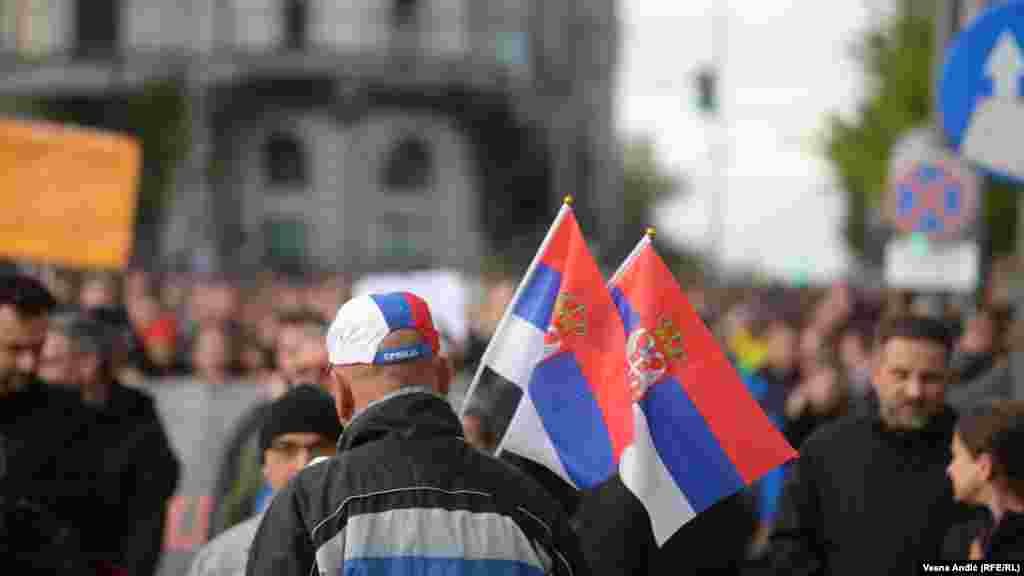 Sem retkih transparenata, građani su nosili i zastave Srbije