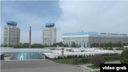 Здания на площади Республики в Алматы