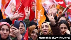 شماری از زنان ترک در یک تجمع انتخاباتی در حمایت از اردوغان