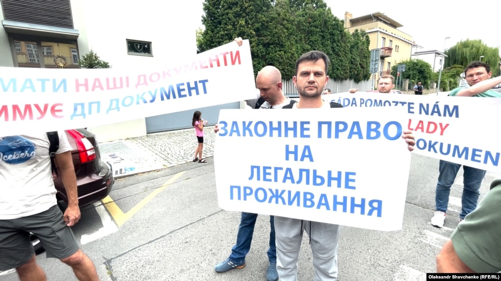 Під посольством у Празі мітингували чоловіки, яким не видають паспорти, 26 липня 2024 року