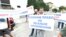 Українські чоловіки у Празі протестують, бо їм не видають паспорти (відео)