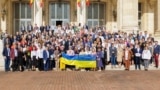 12–14 квітня 2024 року в Бухаресті відбувся саміт Світового конгресу українців (СКУ). На світлині з сайту Союзу українців Румунії – учасники зустрічі перед будівлею парламенту