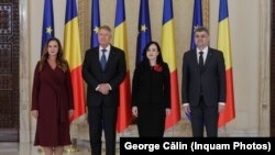 Natalia Intotero (în stânga), noul ministru al Egalității de Șanse și Familiei și Natalia Simona Bucura-Oprescu (în dreapta), noul ministru al Muncii, alături de președintele Klaus Iohannis și de premierul Nicolae Ciolacu, la depunerea jurământului.