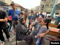 Palestinienii reacționează la pagubele de la o școală condusă de ONU care adăpostește persoane strămutate, în urma unui atac israelian, în Jabalia, în nordul Fâșiei Gaza, 2 noiembrie 2023.