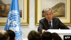 آنتونیو گوترش سرمنشی سازمان ملل هنگام صحبت با خبرنگاران در قطر 